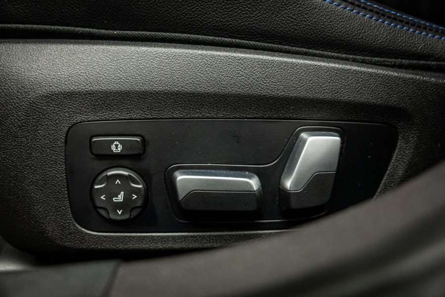 BMW 3-serie M340i xDrive | M-Performance Pack | M-stoelen | Head-Up | Carbon inleg | 20'' velgen | Sportstuur |