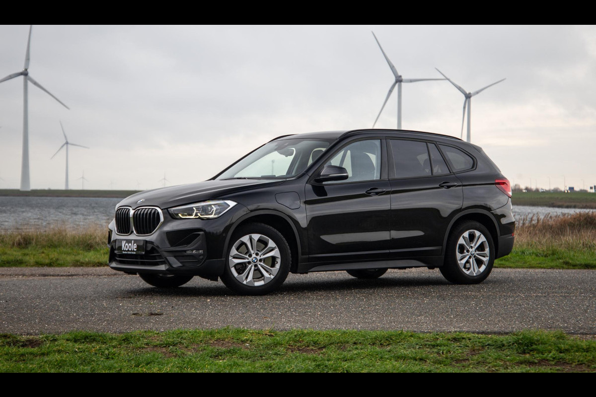 BMW X1 xDrive25e Executive CAMERA / CARPLAY / AUTOMAAT / LEDER / LED / CRUISE CONTROLE / STOELVERWARMING