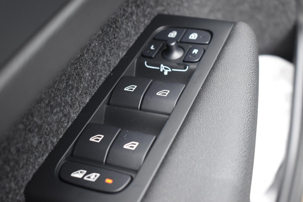 Volvo XC40 B4 211PK Automaat Plus Dark / Navigatie / Adaptive Cruise / Harman Kardon / Stuur- & Stoelverwarming / Elektrische achterklep / Achteruitrijcamera / Elektrische stoelverst. met geheugen / Extra getint glas / Microtech/Nubuck