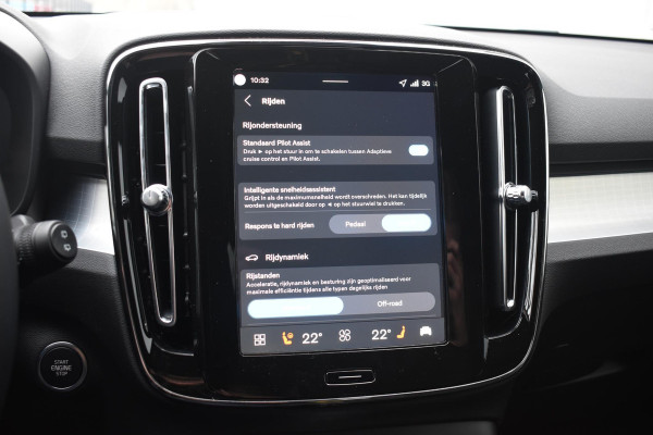 Volvo XC40 B4 211PK Automaat Plus Dark / Navigatie / Adaptive Cruise / Harman Kardon / Stuur- & Stoelverwarming / Elektrische achterklep / Achteruitrijcamera / Elektrische stoelverst. met geheugen / Extra getint glas / Microtech/Nubuck