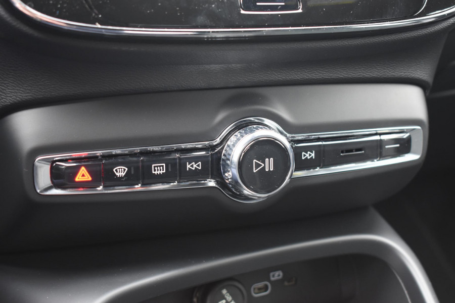 Volvo XC40 B4 211PK Automaat Plus Dark / Navigatie / Adaptive Cruise / Harman Kardon / Stuur- & Stoelverwarming / Elektrische achterklep / Achteruitrijcamera / Elektrische stoelverst. met geheugen / Extra getint glas / Microtech/Nubuck