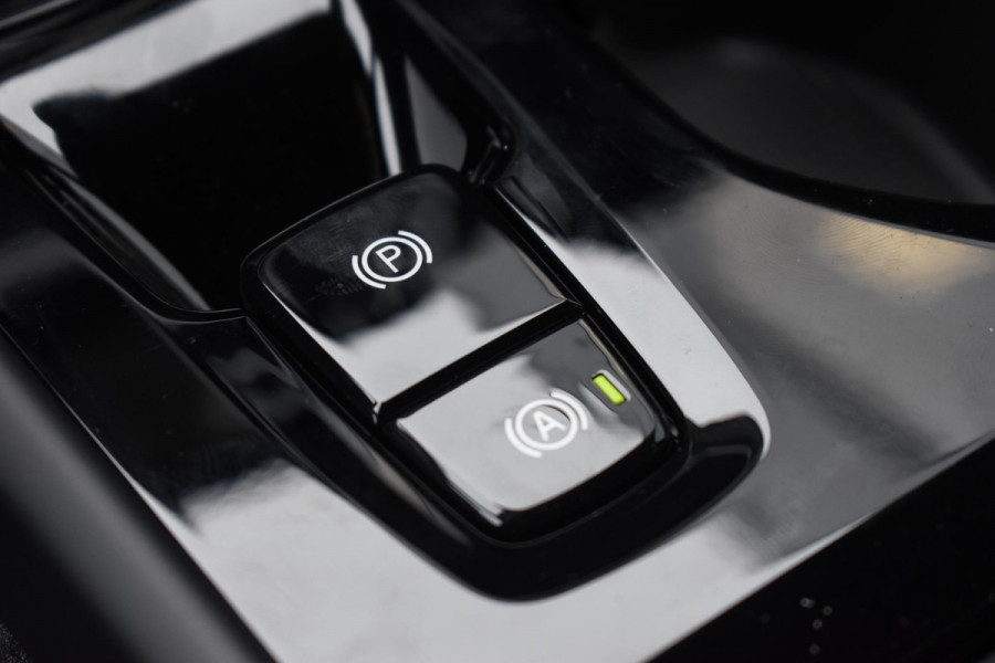 Volvo XC40 B4 211PK Automaat Plus Dark / Navigatie / Adaptive Cruise / Harman Kardon / Stuur- & Stoelverwarming / Elektrische achterklep / Achteruitrijcamera / Elektrische stoelverst. met geheugen / Extra getint glas / Microtech/Nubuck