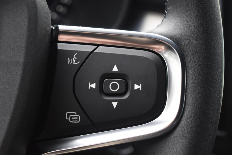 Volvo XC40 B4 211PK Automaat Plus Dark / Navigatie / Adaptive Cruise / Harman Kardon / Stuur- & Stoelverwarming / Elektrische achterklep / Achteruitrijcamera / Elektrische stoelverst. met geheugen / Extra getint glas / Microtech/Nubuck