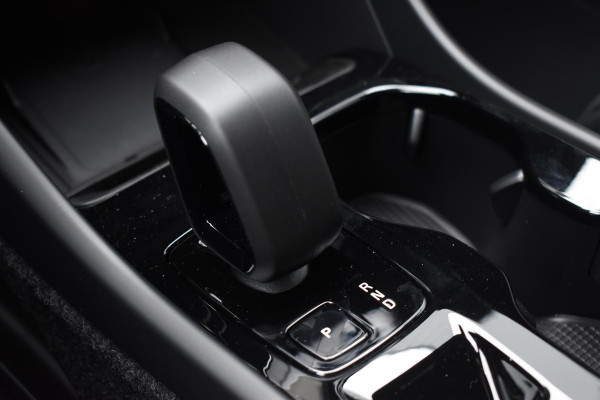 Volvo XC40 B4 211PK Automaat Plus Dark / Navigatie / Adaptive Cruise / Harman Kardon / Stuur- & Stoelverwarming / Elektrische achterklep / Achteruitrijcamera / Elektrische stoelverst. met geheugen / Extra getint glas / Microtech/Nubuck