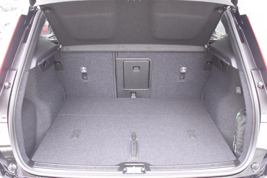 Volvo XC40 B4 211PK Automaat Plus Dark / Navigatie / Adaptive Cruise / Harman Kardon / Stuur- & Stoelverwarming / Elektrische achterklep / Achteruitrijcamera / Elektrische stoelverst. met geheugen / Extra getint glas / Microtech/Nubuck