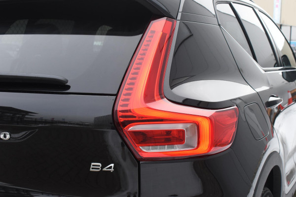 Volvo XC40 B4 211PK Automaat Plus Dark / Navigatie / Adaptive Cruise / Harman Kardon / Stuur- & Stoelverwarming / Elektrische achterklep / Achteruitrijcamera / Elektrische stoelverst. met geheugen / Extra getint glas / Microtech/Nubuck