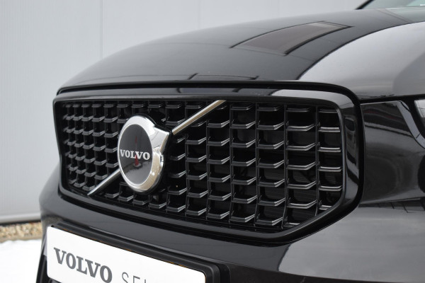 Volvo XC40 B4 211PK Automaat Plus Dark / Navigatie / Adaptive Cruise / Harman Kardon / Stuur- & Stoelverwarming / Elektrische achterklep / Achteruitrijcamera / Elektrische stoelverst. met geheugen / Extra getint glas / Microtech/Nubuck