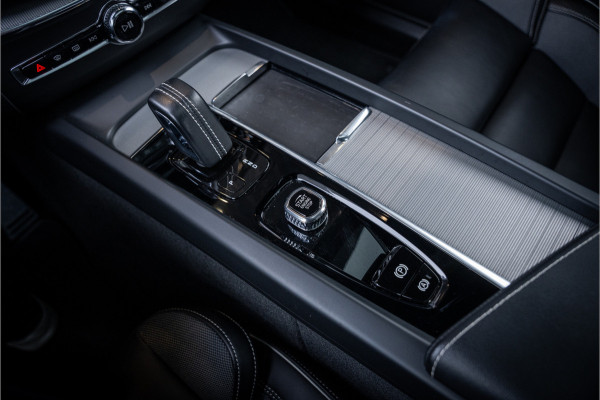 Volvo XC60 2.0 Recharge T8 AWD R-Design - Luchtvering | Panorama | H&K | Memory | 360 Camera