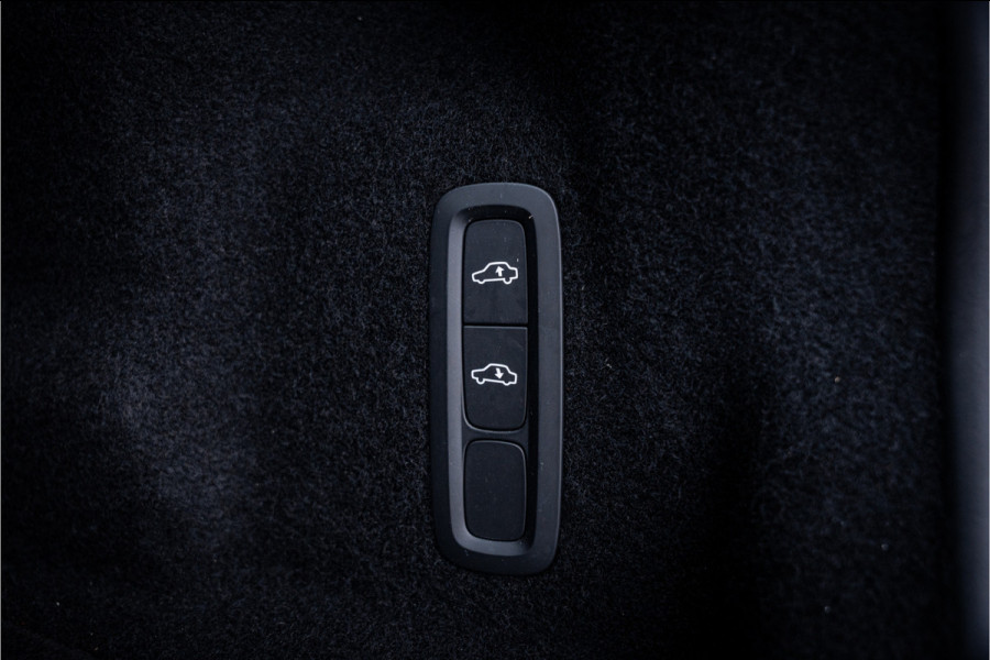 Volvo XC60 2.0 Recharge T8 AWD R-Design - Luchtvering | Panorama | H&K | Memory | 360 Camera