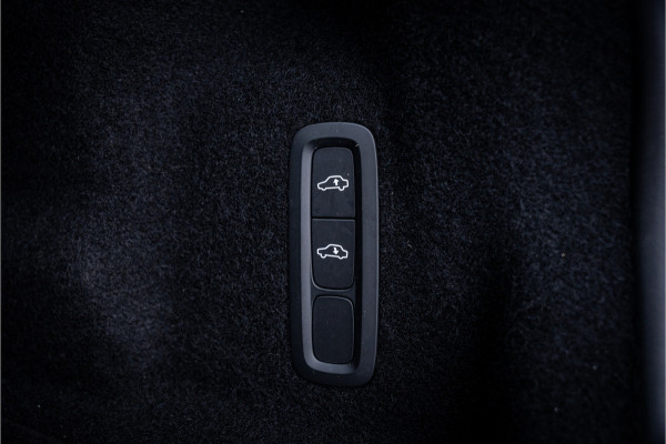 Volvo XC60 2.0 Recharge T8 AWD R-Design - Luchtvering | Panorama | H&K | Memory | 360 Camera