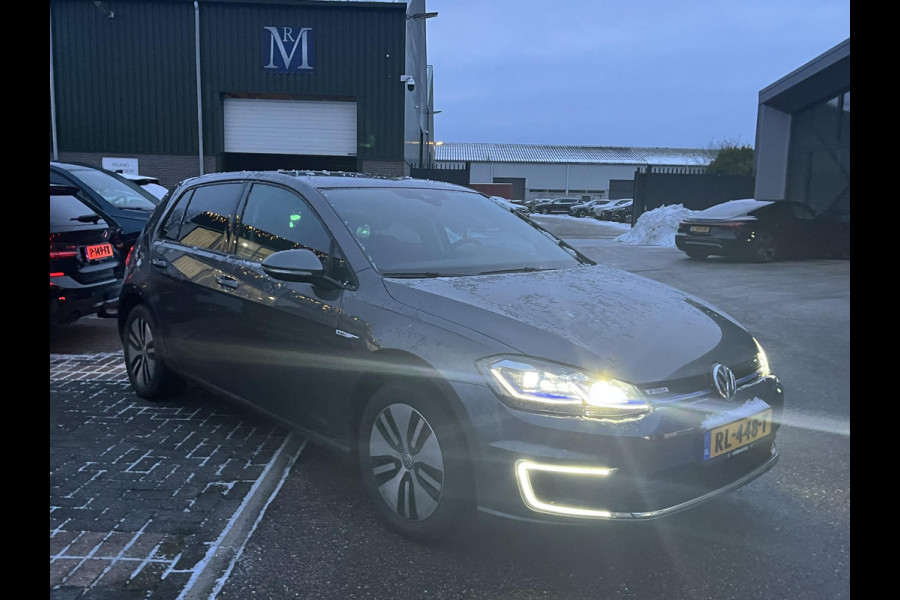 Volkswagen e-Golf e-Golf SOH 91% | Warmtepomp | Origineel NL (NAP) | Virtual Dashboard | Camera | Adaptieve Cruise Control | Keurig Onderhouden | Rijklaar Geleverd!  12 Mnd BOVAG garantie |