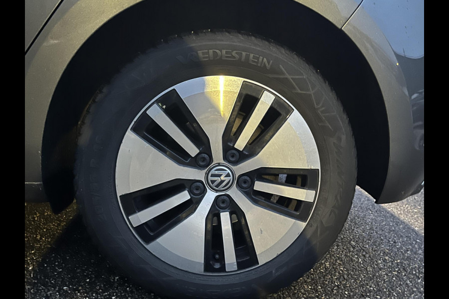 Volkswagen e-Golf e-Golf SOH 91% | Warmtepomp | Origineel NL (NAP) | Virtual Dashboard | Camera | Adaptieve Cruise Control | Keurig Onderhouden | Rijklaar Geleverd!  12 Mnd BOVAG garantie |