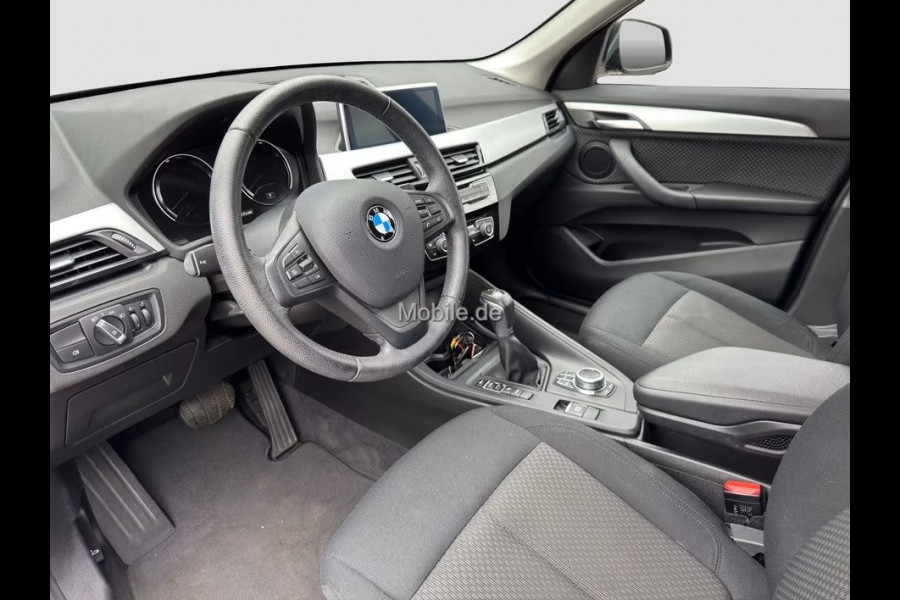 BMW X1 xDrive25e ** NAVI+, KEYLESS, STANDK, CAMERA, SPIEGELPACK, STOELVERW ** 1e EIG - UNFALLFREI - VOL. BMW ONDERH ** ** INFORMEER OOK NAAR ONZE AANTREKKELIJKE FINANCIAL-LEASE TARIEVEN **