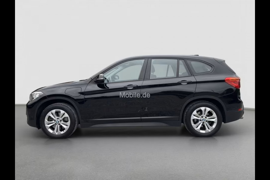 BMW X1 xDrive25e ** NAVI+, KEYLESS, STANDK, CAMERA, SPIEGELPACK, STOELVERW ** 1e EIG - UNFALLFREI - VOL. BMW ONDERH ** ** INFORMEER OOK NAAR ONZE AANTREKKELIJKE FINANCIAL-LEASE TARIEVEN **