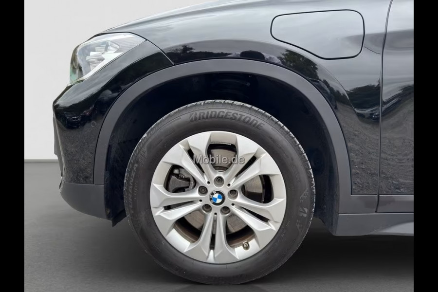 BMW X1 xDrive25e ** NAVI+, KEYLESS, STANDK, CAMERA, SPIEGELPACK, STOELVERW ** 1e EIG - UNFALLFREI - VOL. BMW ONDERH ** ** INFORMEER OOK NAAR ONZE AANTREKKELIJKE FINANCIAL-LEASE TARIEVEN **