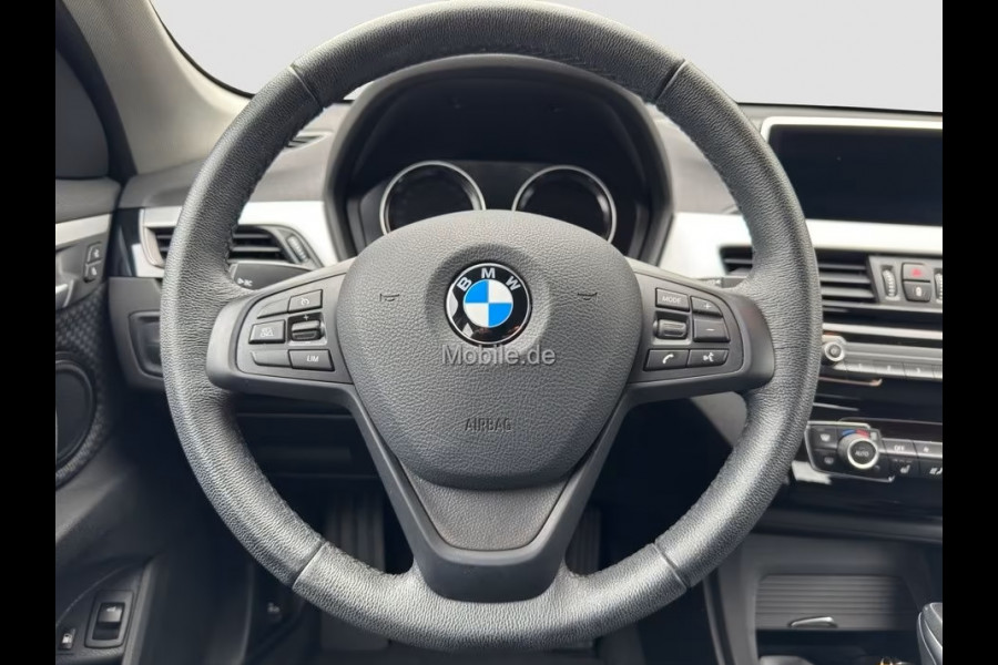 BMW X1 xDrive25e ** NAVI+, KEYLESS, STANDK, CAMERA, SPIEGELPACK, STOELVERW ** 1e EIG - UNFALLFREI - VOL. BMW ONDERH ** ** INFORMEER OOK NAAR ONZE AANTREKKELIJKE FINANCIAL-LEASE TARIEVEN **