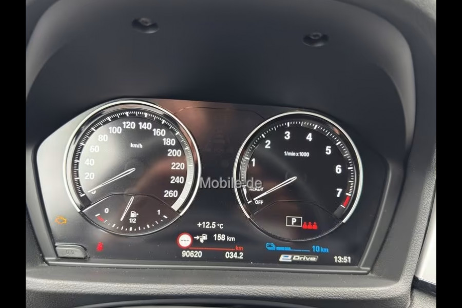 BMW X1 xDrive25e ** NAVI+, KEYLESS, STANDK, CAMERA, SPIEGELPACK, STOELVERW ** 1e EIG - UNFALLFREI - VOL. BMW ONDERH ** ** INFORMEER OOK NAAR ONZE AANTREKKELIJKE FINANCIAL-LEASE TARIEVEN **