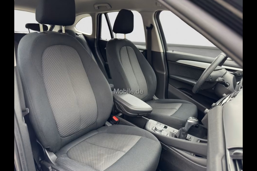 BMW X1 xDrive25e ** NAVI+, KEYLESS, STANDK, CAMERA, SPIEGELPACK, STOELVERW ** 1e EIG - UNFALLFREI - VOL. BMW ONDERH ** ** INFORMEER OOK NAAR ONZE AANTREKKELIJKE FINANCIAL-LEASE TARIEVEN **