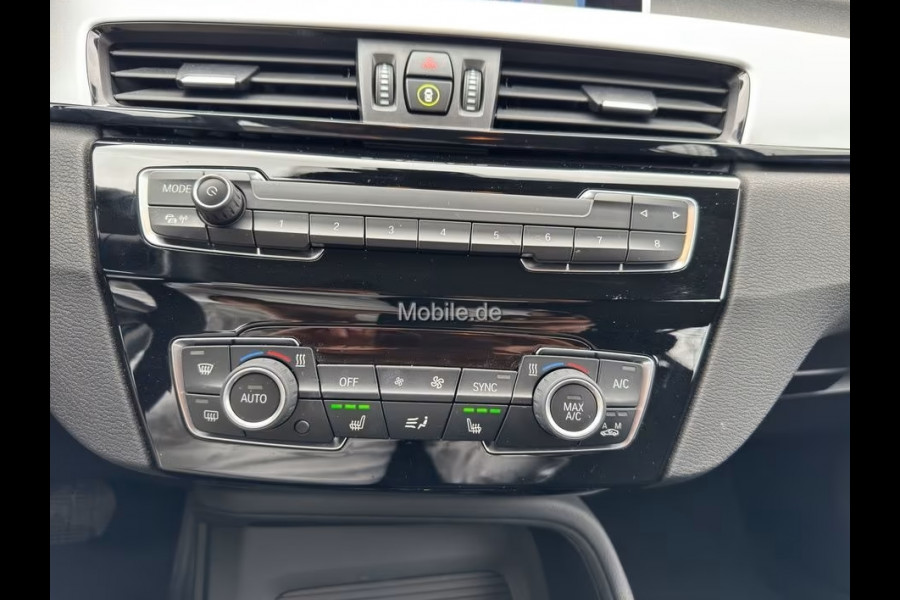 BMW X1 xDrive25e ** NAVI+, KEYLESS, STANDK, CAMERA, SPIEGELPACK, STOELVERW ** 1e EIG - UNFALLFREI - VOL. BMW ONDERH ** ** INFORMEER OOK NAAR ONZE AANTREKKELIJKE FINANCIAL-LEASE TARIEVEN **