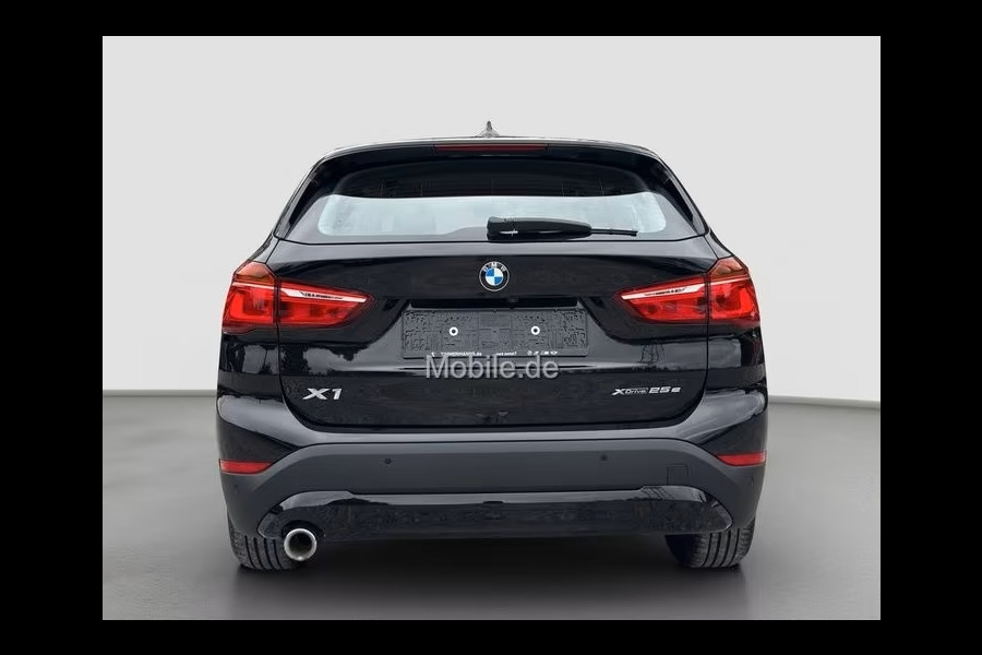 BMW X1 xDrive25e ** NAVI+, KEYLESS, STANDK, CAMERA, SPIEGELPACK, STOELVERW ** 1e EIG - UNFALLFREI - VOL. BMW ONDERH ** ** INFORMEER OOK NAAR ONZE AANTREKKELIJKE FINANCIAL-LEASE TARIEVEN **