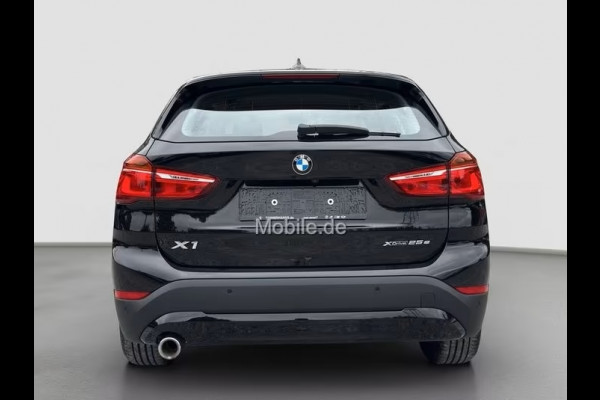 BMW X1 xDrive25e ** NAVI+, KEYLESS, STANDK, CAMERA, SPIEGELPACK, STOELVERW ** 1e EIG - UNFALLFREI - VOL. BMW ONDERH ** ** INFORMEER OOK NAAR ONZE AANTREKKELIJKE FINANCIAL-LEASE TARIEVEN **