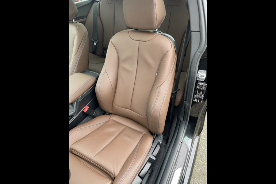 BMW X1 xDrive25e ** NAVI+, KEYLESS, STANDK, CAMERA, SPIEGELPACK, STOELVERW ** 1e EIG - UNFALLFREI - VOL. BMW ONDERH ** ** INFORMEER OOK NAAR ONZE AANTREKKELIJKE FINANCIAL-LEASE TARIEVEN **