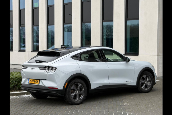 Ford Mustang Mach-E Extended 290 pk RWD 98 kWh, panoramadak, leder vele opties, parelmoer wit, 1 e eigenaar, NL auto met nap