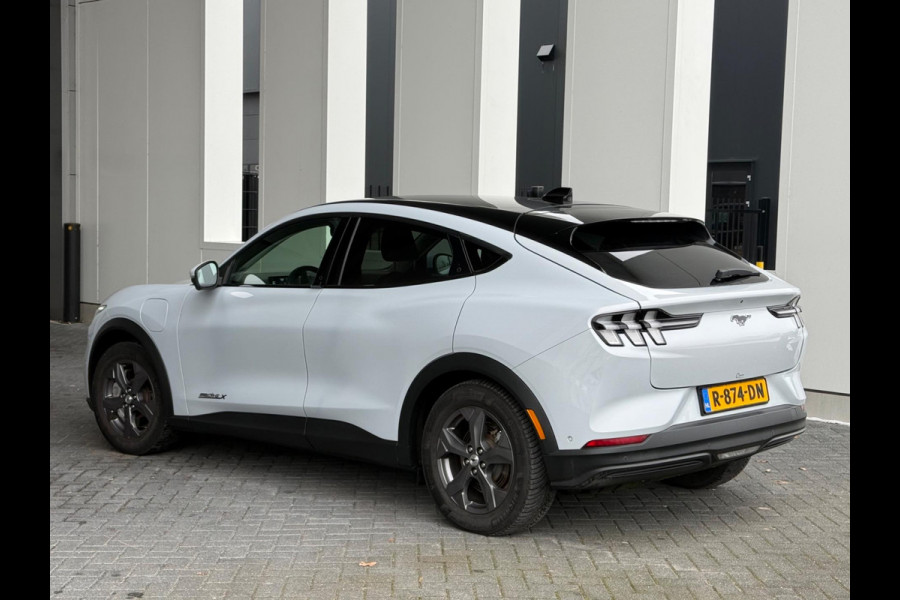 Ford Mustang Mach-E Extended 290 pk RWD 98 kWh, panoramadak, leder vele opties, parelmoer wit, 1 e eigenaar, NL auto met nap