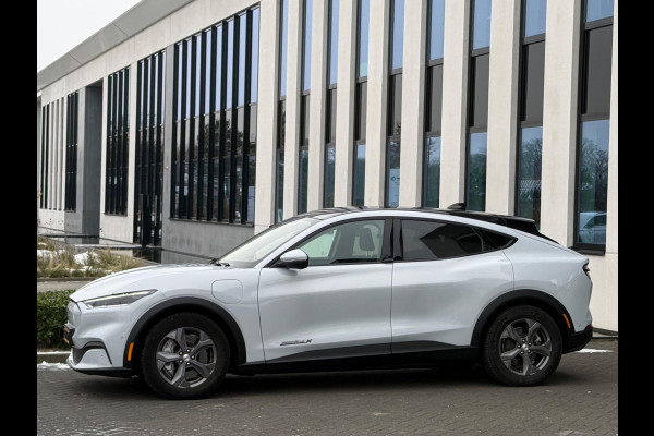 Ford Mustang Mach-E Extended 290 pk RWD 98 kWh, panoramadak, leder vele opties, parelmoer wit, 1 e eigenaar, NL auto met nap
