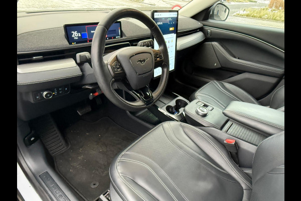 Ford Mustang Mach-E Extended 290 pk RWD 98 kWh, panoramadak, leder vele opties, parelmoer wit, 1 e eigenaar, NL auto met nap