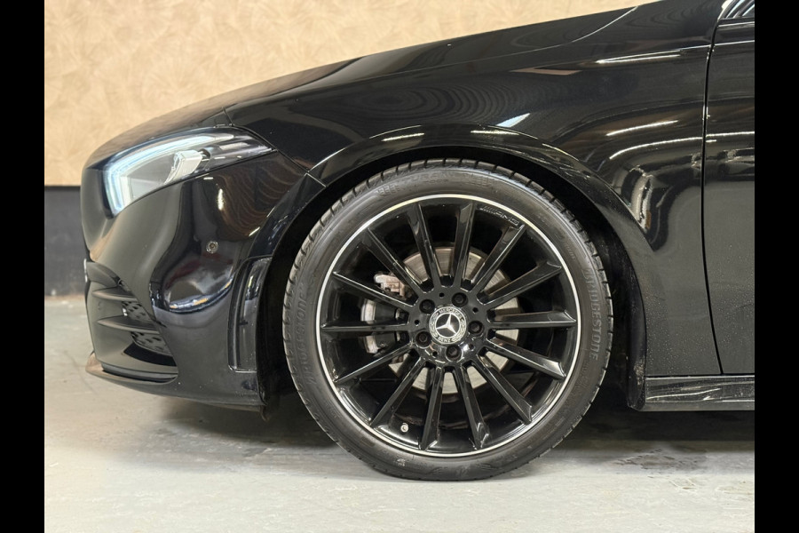 Mercedes-Benz A-Klasse 200 Business Solution AMG | Pano | 19 inch | Camera | Sfeerverlichting | Burmester