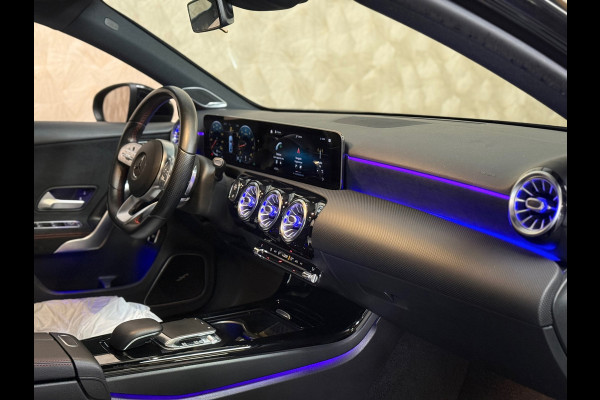 Mercedes-Benz A-Klasse 200 Business Solution AMG | Pano | 19 inch | Camera | Sfeerverlichting | Burmester