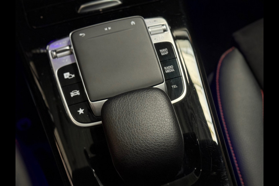 Mercedes-Benz A-Klasse 200 Business Solution AMG | Pano | 19 inch | Camera | Sfeerverlichting | Burmester