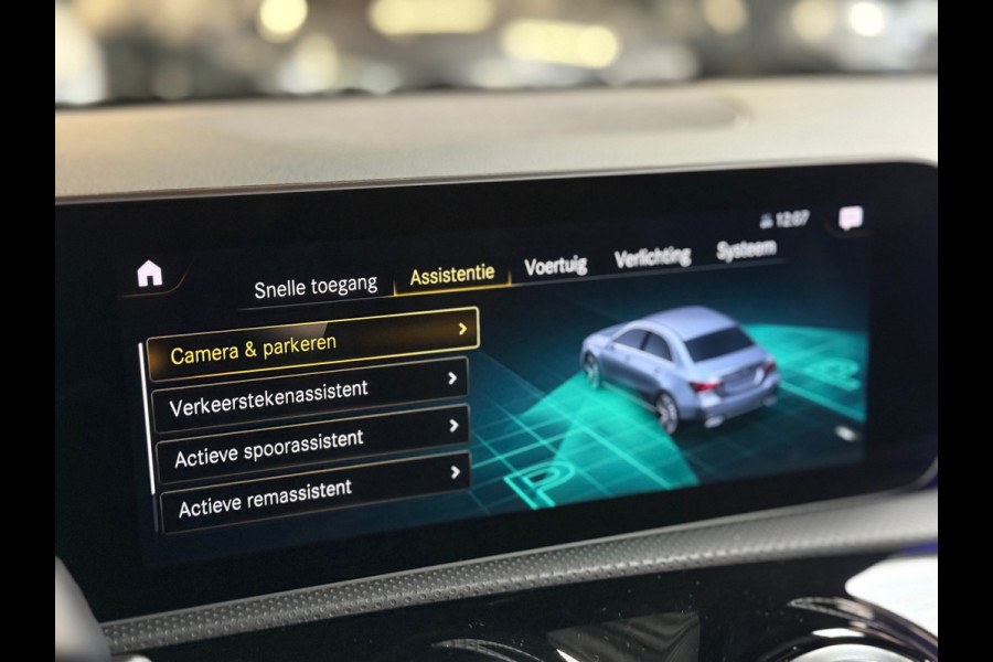 Mercedes-Benz A-Klasse 200 Business Solution AMG | Pano | 19 inch | Camera | Sfeerverlichting | Burmester