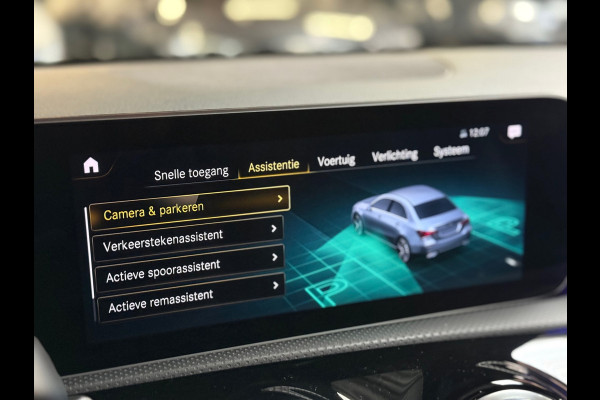 Mercedes-Benz A-Klasse 200 Business Solution AMG | Pano | 19 inch | Camera | Sfeerverlichting | Burmester