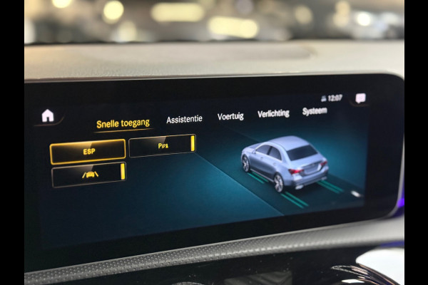 Mercedes-Benz A-Klasse 200 Business Solution AMG | Pano | 19 inch | Camera | Sfeerverlichting | Burmester