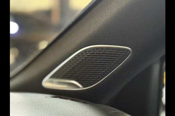 Mercedes-Benz A-Klasse 200 Business Solution AMG | Pano | 19 inch | Camera | Sfeerverlichting | Burmester