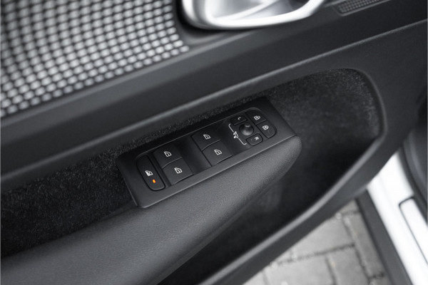 Volvo XC40 1.5 T3 R-Design Automaat Pano Camera Trekhaak