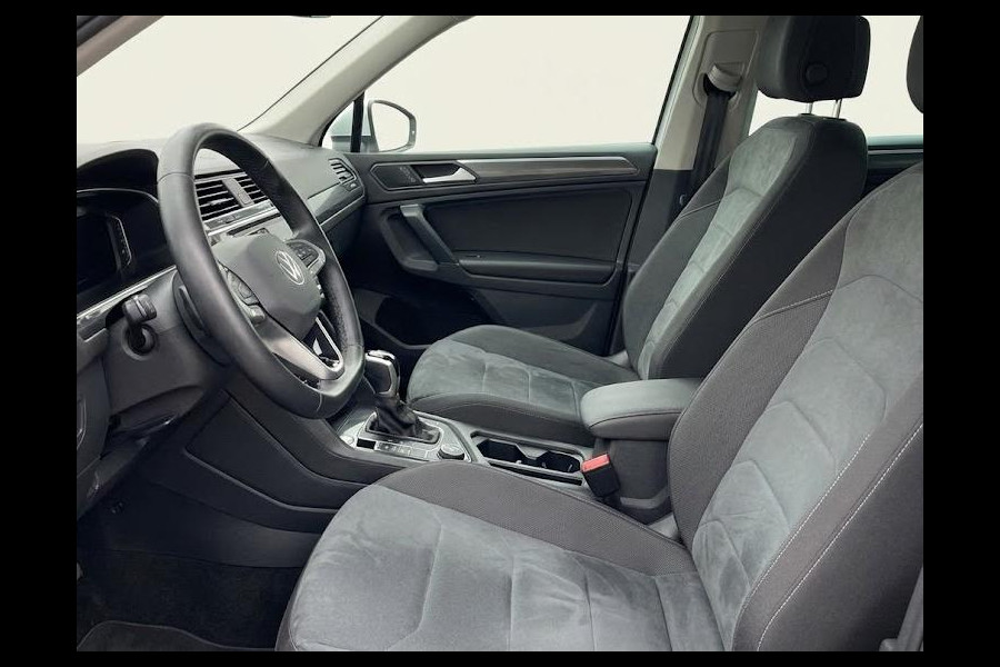 Volkswagen Tiguan 1.5 TSI Life Business 150pk DSG| el. Trekhaak| verwarmde voorruit+stoelen| LM-velgen| Camera