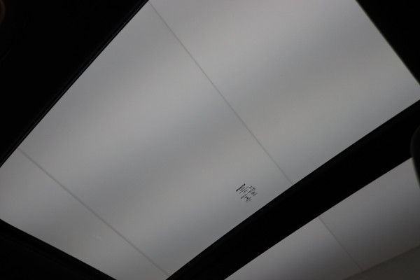 Volvo XC40 Recharge P8 AWD R-Design Two-Tone, Panoramadak, Apple Carplay, Pilot Assist, Trekhaak, 20"