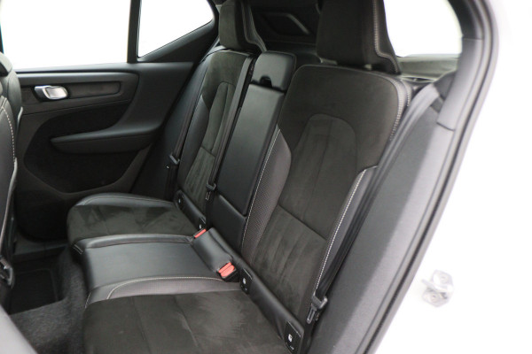 Volvo XC40 Recharge P8 AWD R-Design Two-Tone, Panoramadak, Apple Carplay, Pilot Assist, Trekhaak, 20"