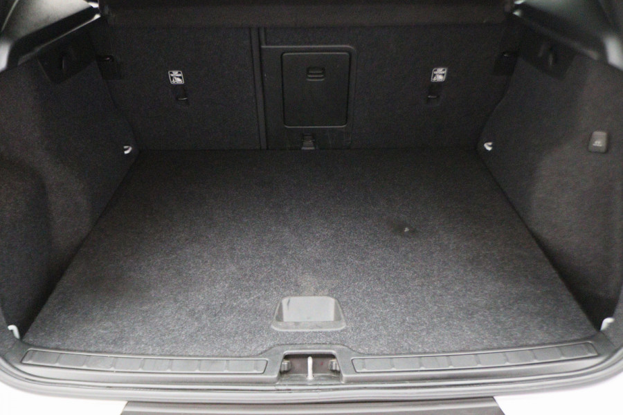 Volvo XC40 Recharge P8 AWD R-Design Two-Tone, Panoramadak, Apple Carplay, Pilot Assist, Trekhaak, 20"