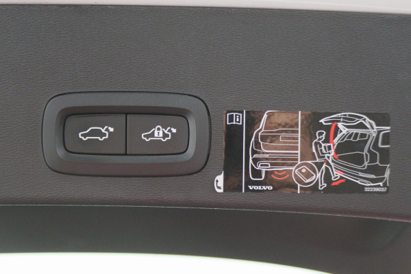 Volvo XC40 Recharge P8 AWD R-Design Two-Tone, Panoramadak, Apple Carplay, Pilot Assist, Trekhaak, 20"