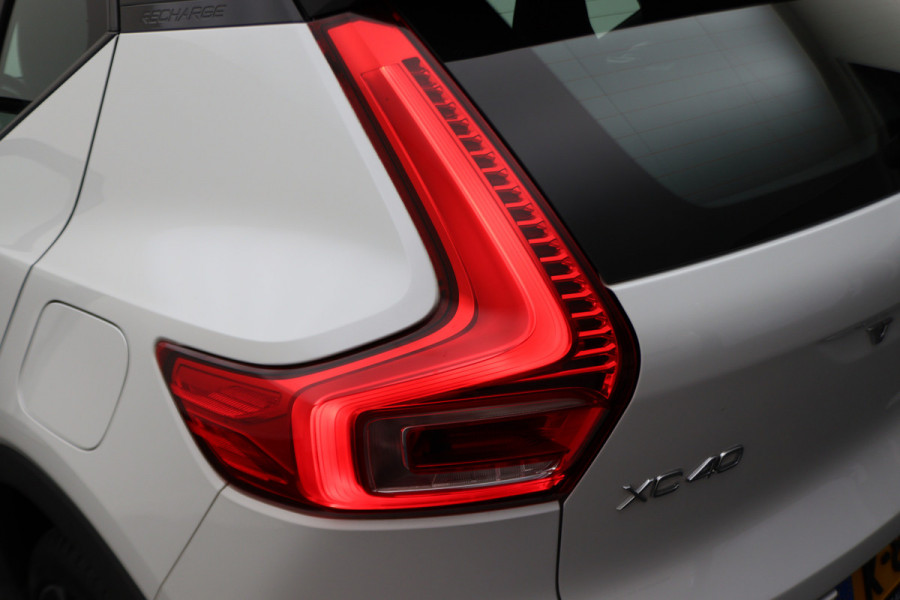 Volvo XC40 Recharge P8 AWD R-Design Two-Tone, Panoramadak, Apple Carplay, Pilot Assist, Trekhaak, 20"