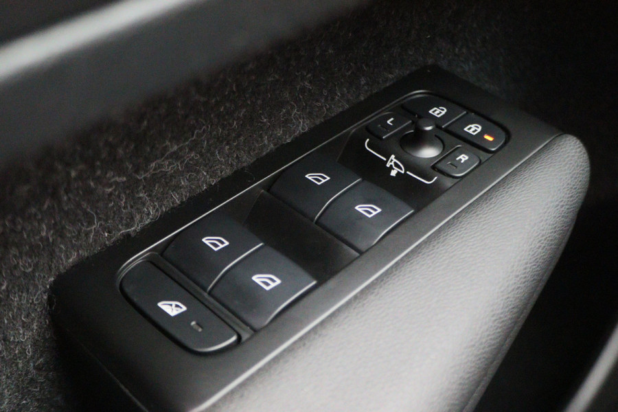 Volvo XC40 Recharge P8 AWD R-Design Two-Tone, Panoramadak, Apple Carplay, Pilot Assist, Trekhaak, 20"