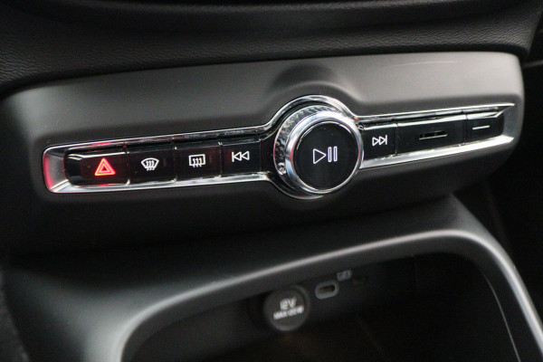 Volvo XC40 Recharge P8 AWD R-Design Two-Tone, Panoramadak, Apple Carplay, Pilot Assist, Trekhaak, 20"