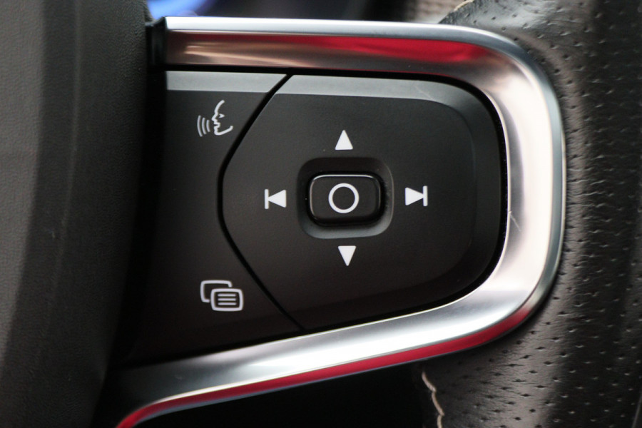 Volvo XC40 Recharge P8 AWD R-Design Two-Tone, Panoramadak, Apple Carplay, Pilot Assist, Trekhaak, 20"