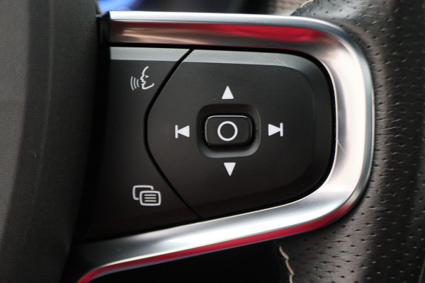 Volvo XC40 Recharge P8 AWD R-Design Two-Tone, Panoramadak, Apple Carplay, Pilot Assist, Trekhaak, 20"