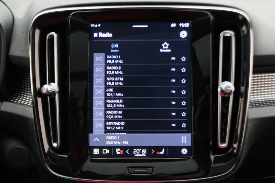 Volvo XC40 Recharge P8 AWD R-Design Two-Tone, Panoramadak, Apple Carplay, Pilot Assist, Trekhaak, 20"