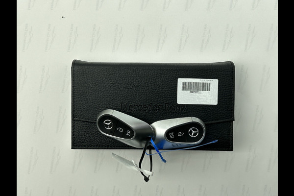 Mercedes-Benz GLC 300 e 4MATIC Plug-In Hybride Trekhaak | Rijassistentiepakket plus | Parkeerpakket met 360°-camera | Memory Voorstoelen | Stoel en Stuurverwarming. Inclusief 24 maanden MB Certified garantie voor Europa.